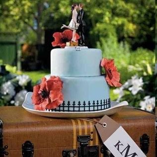 gateau de mariage avec figurine de mariés